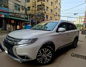 মিতসুবিশি আউটল্যান্ডার ২০১৭ পার্ল