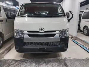 টয়োটা হাইএস ২০২১ সাদা