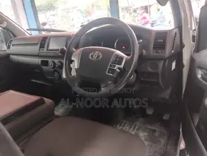 টয়োটা হাইএস ২০২১ সাদা