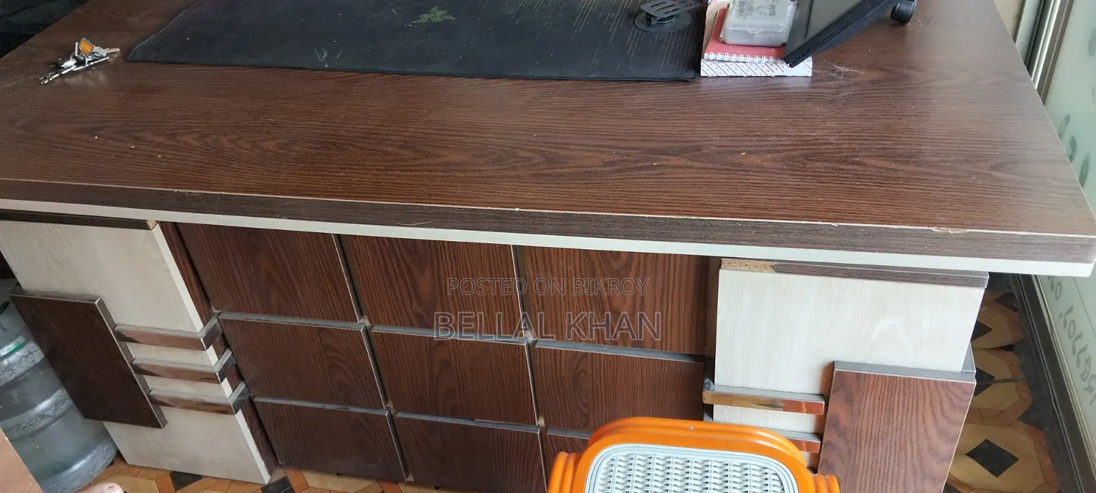 অফিস টেবিল