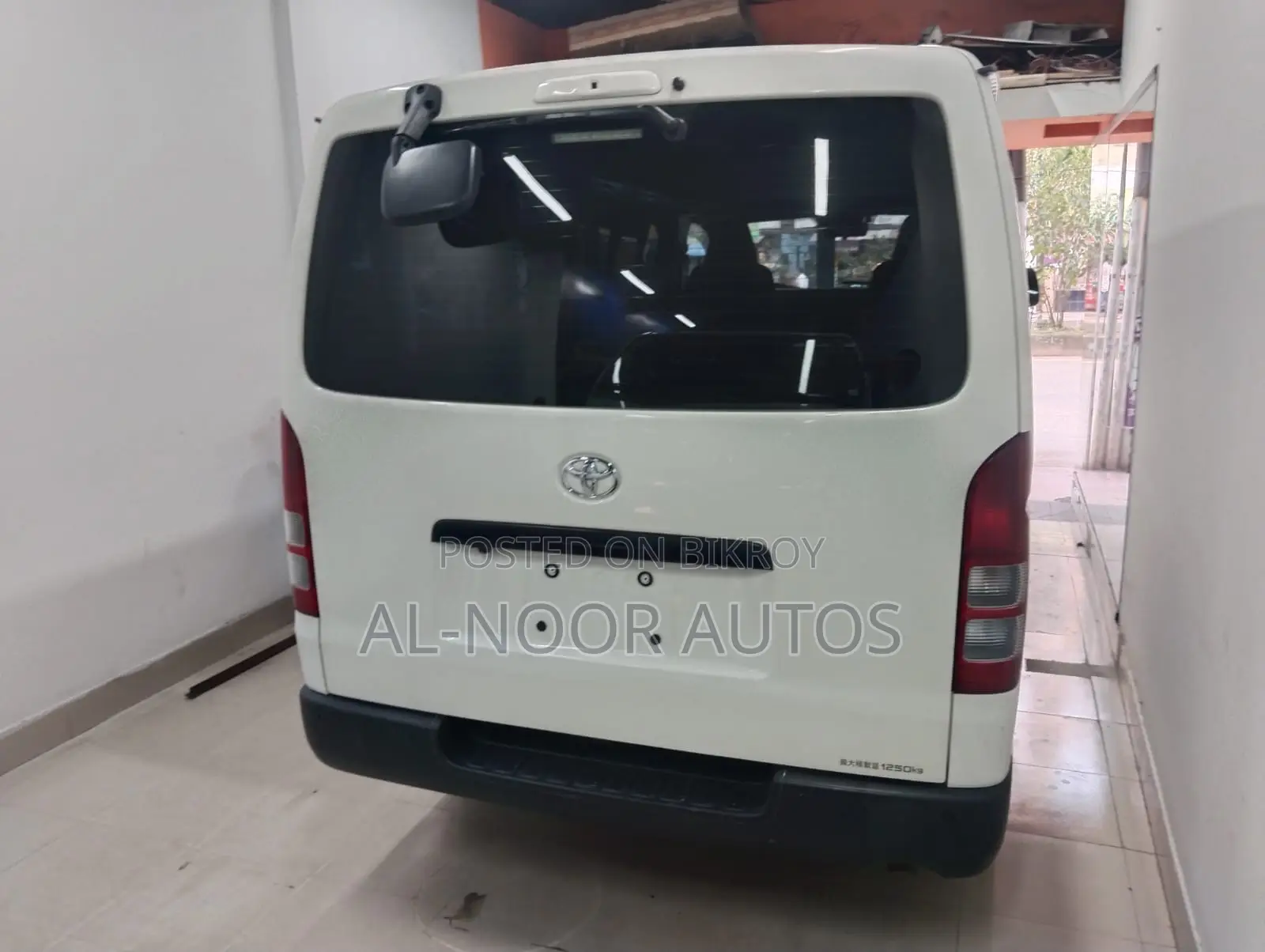 টয়োটা হাইএস ২০২১ সাদা