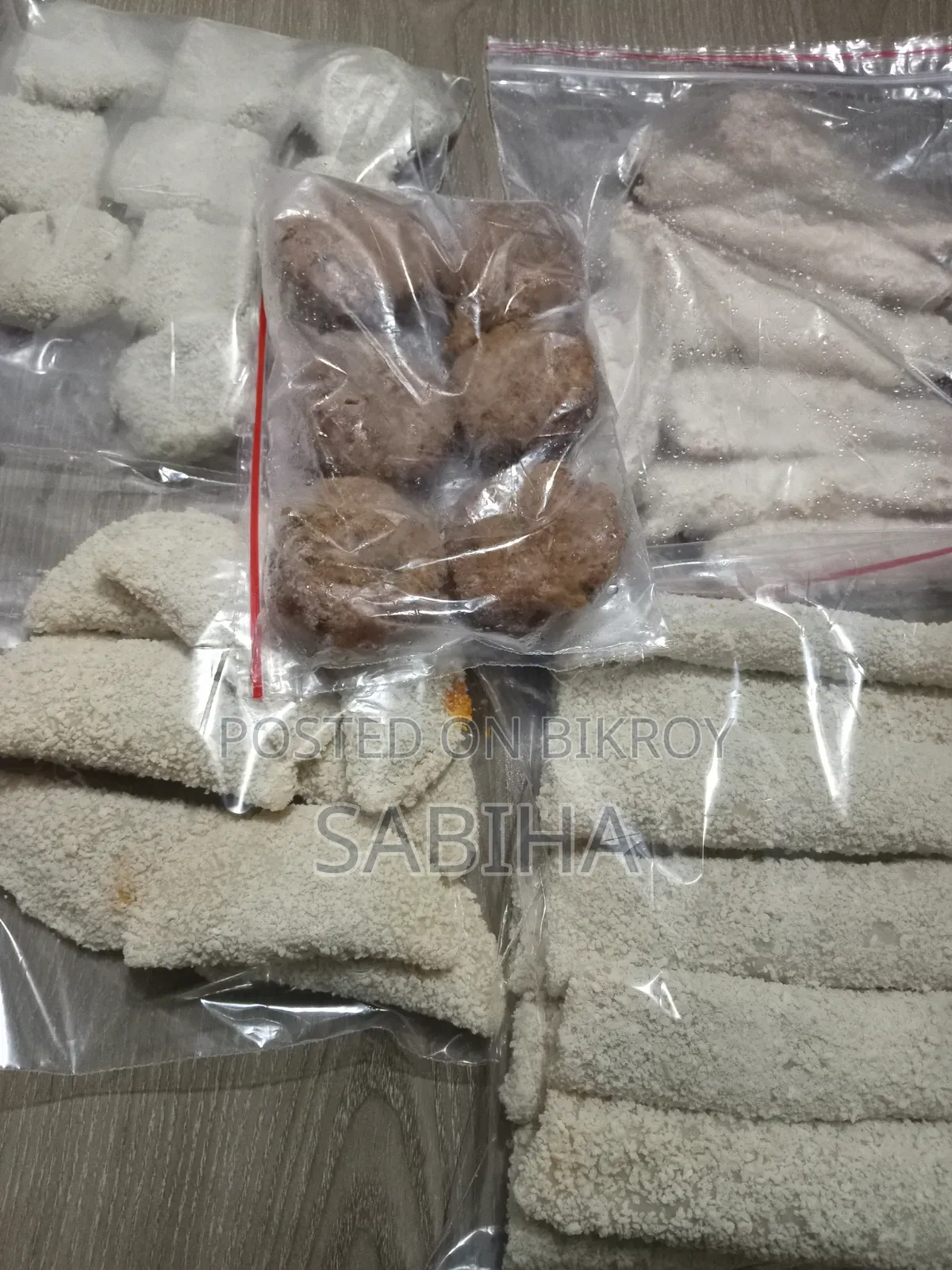 রান্নার জন্য প্রস্তুত ম্যারিনেট করা হিমায়িত মুরগি ও গরুর মাংসের আইটেম