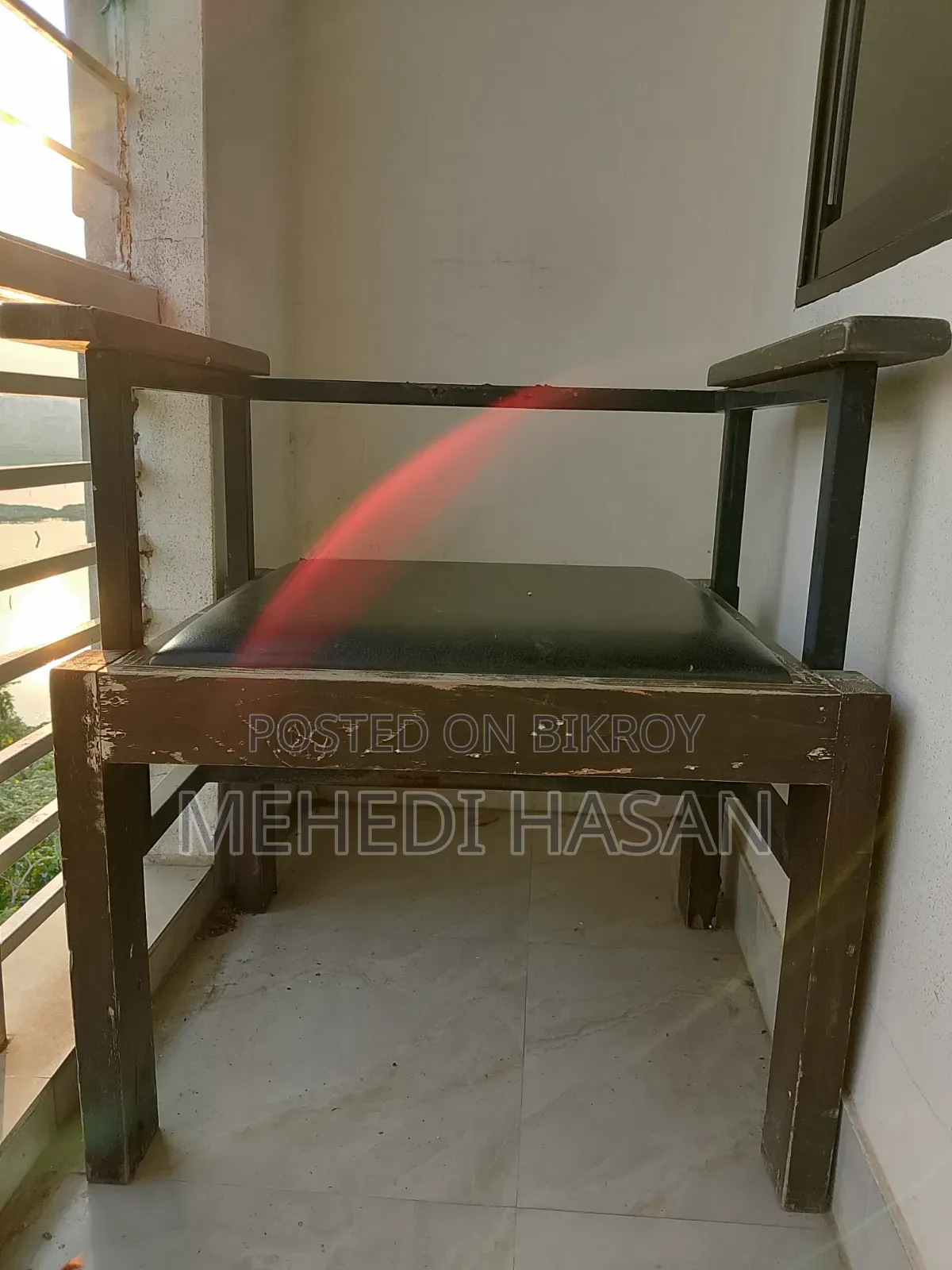 কাঠের ফ্রেম ও লেদারের গদিওয়ালা চেয়ার