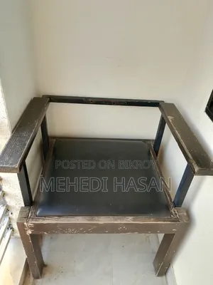 কাঠের ফ্রেম ও লেদারের গদিওয়ালা চেয়ার