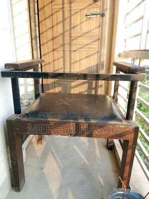 কাঠের ফ্রেম ও লেদারের গদিওয়ালা চেয়ার