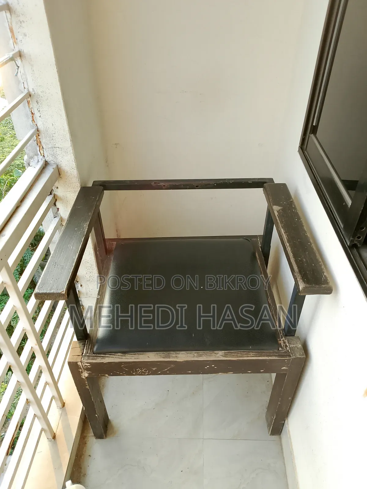 কাঠের ফ্রেম ও লেদারের গদিওয়ালা চেয়ার