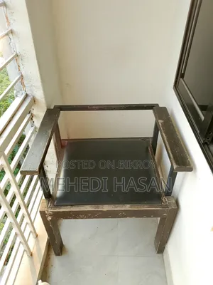 কাঠের ফ্রেম ও লেদারের গদিওয়ালা চেয়ার