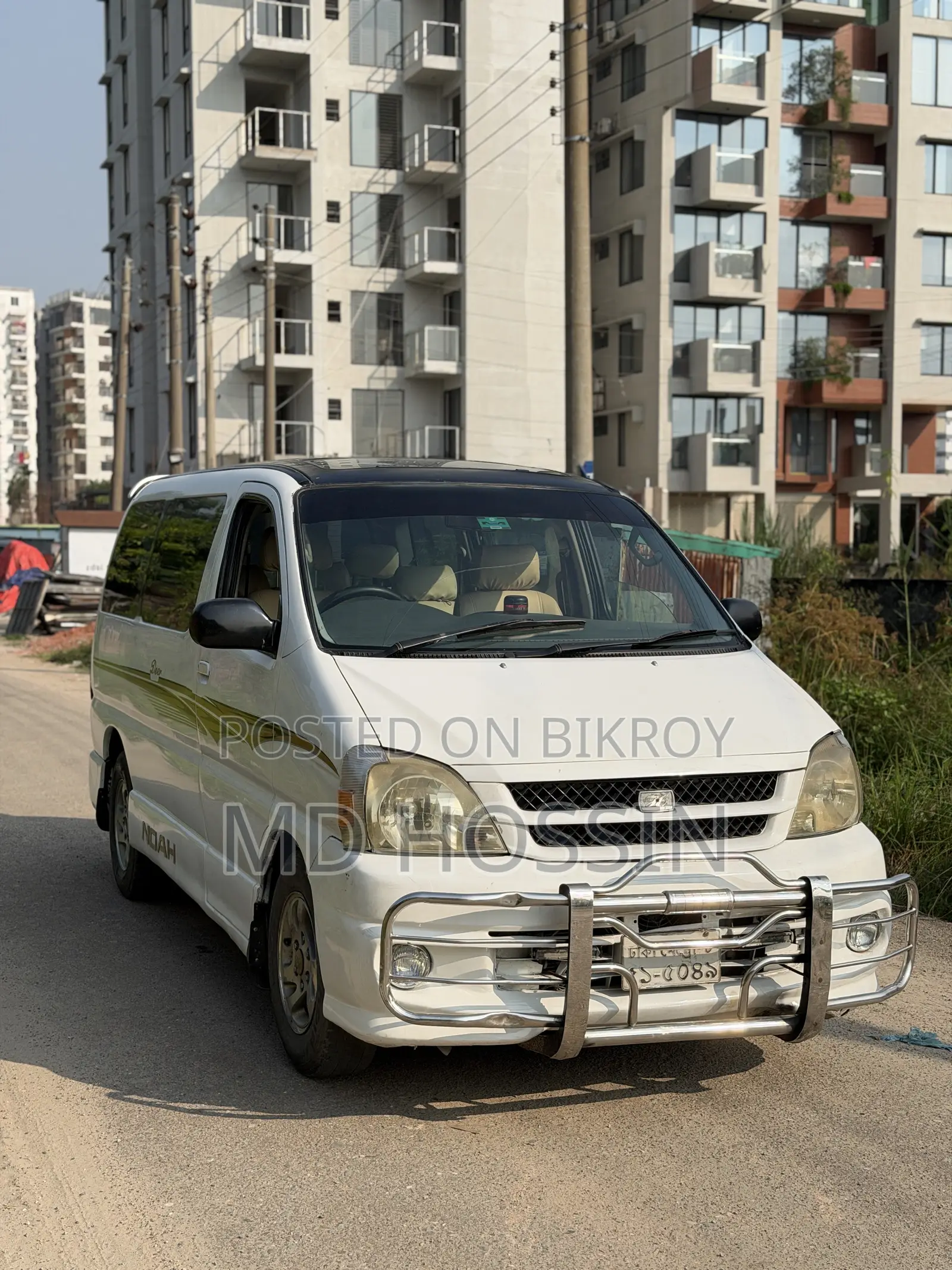 টয়োটা রেজিয়াস ১৯৯৮ সাদা