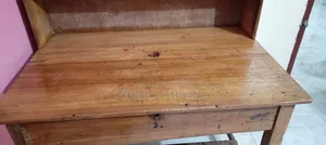পড়ার টেবিল