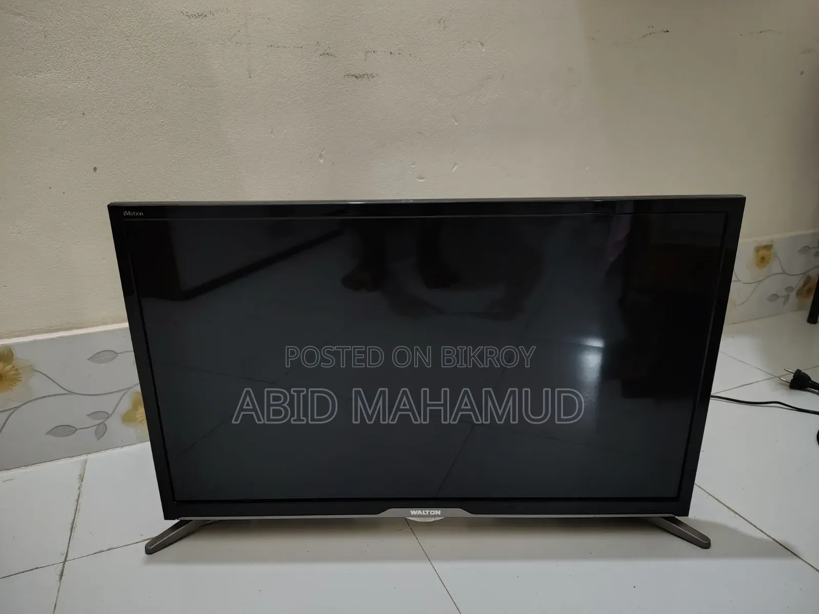 Walton 28" Non-Smart LED Television