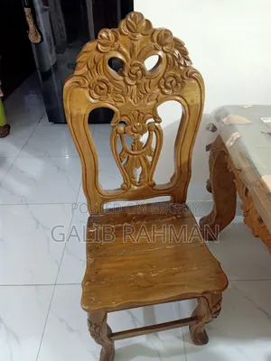 ভিক্টোরিয়ান ডিজাইনের সেগুন কাঠের ডাইনিং টেবিল।