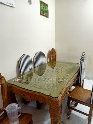 ভিক্টোরিয়ান ডিজাইনের সেগুন কাঠের ডাইনিং টেবিল।
