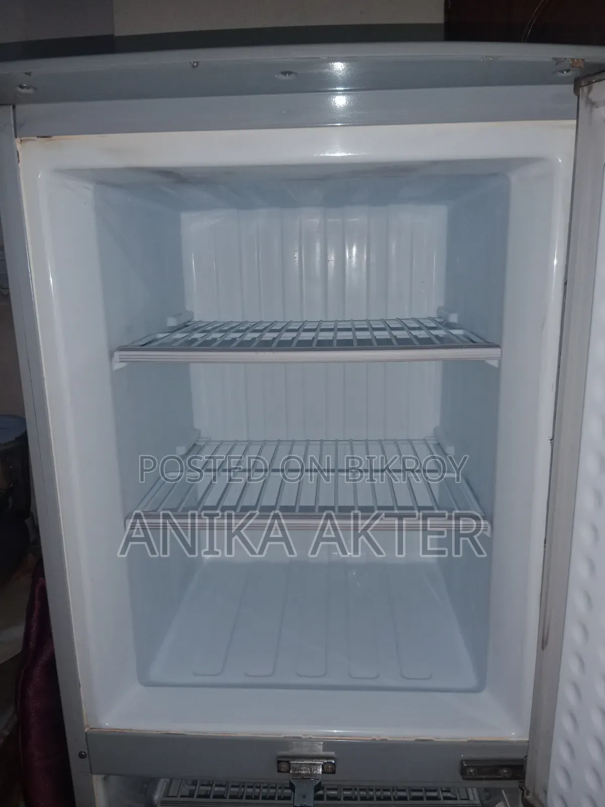 Walton Fridge. 11.5 Cubic Feet, Running Fridge Like Brand New.