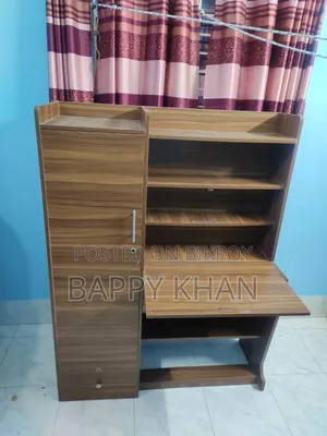 পড়ার টেবিল