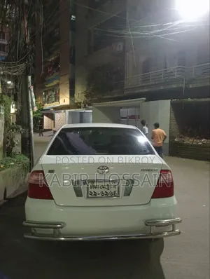টয়োটা করোল্লা ২০০৫ সাদা