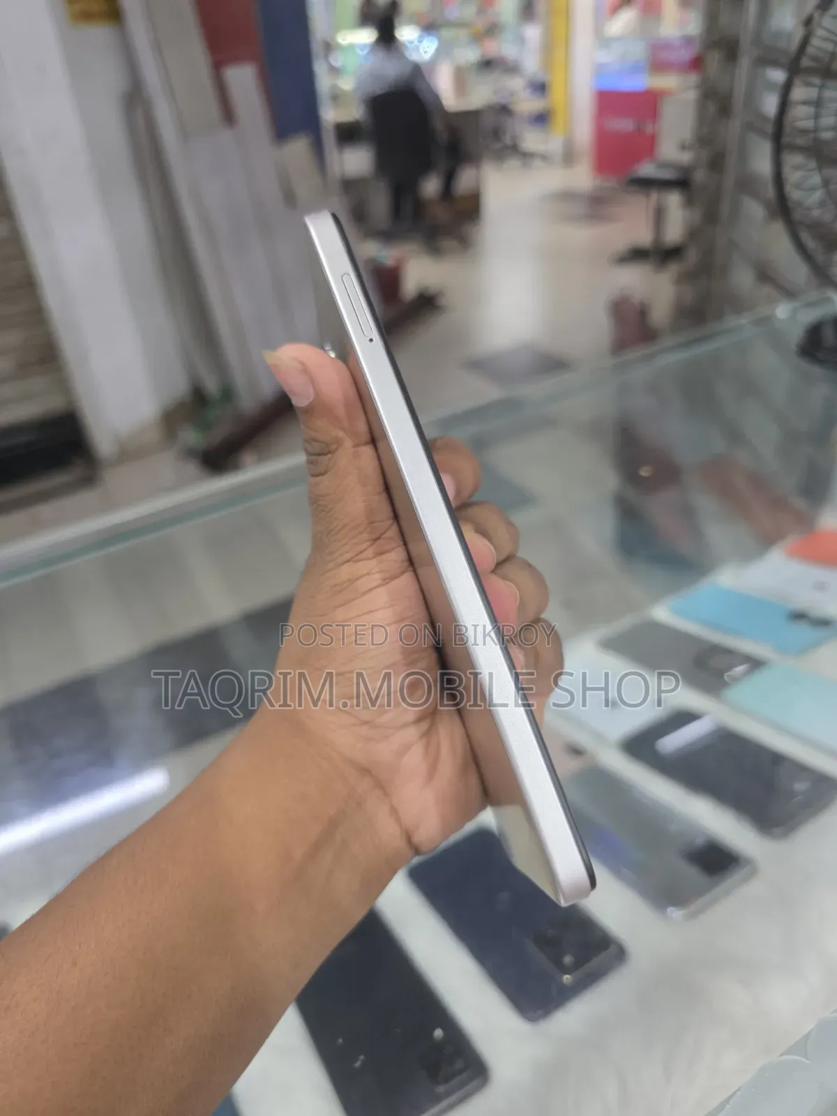 Vivo Y04 ৬৪ জিবি গোল্ড