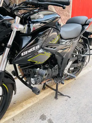 সুজুকি জিক্সার ২০২৪ কালো