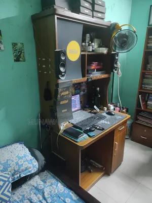 কম্পিউটার টেবিল এবং বুক শেলফ
