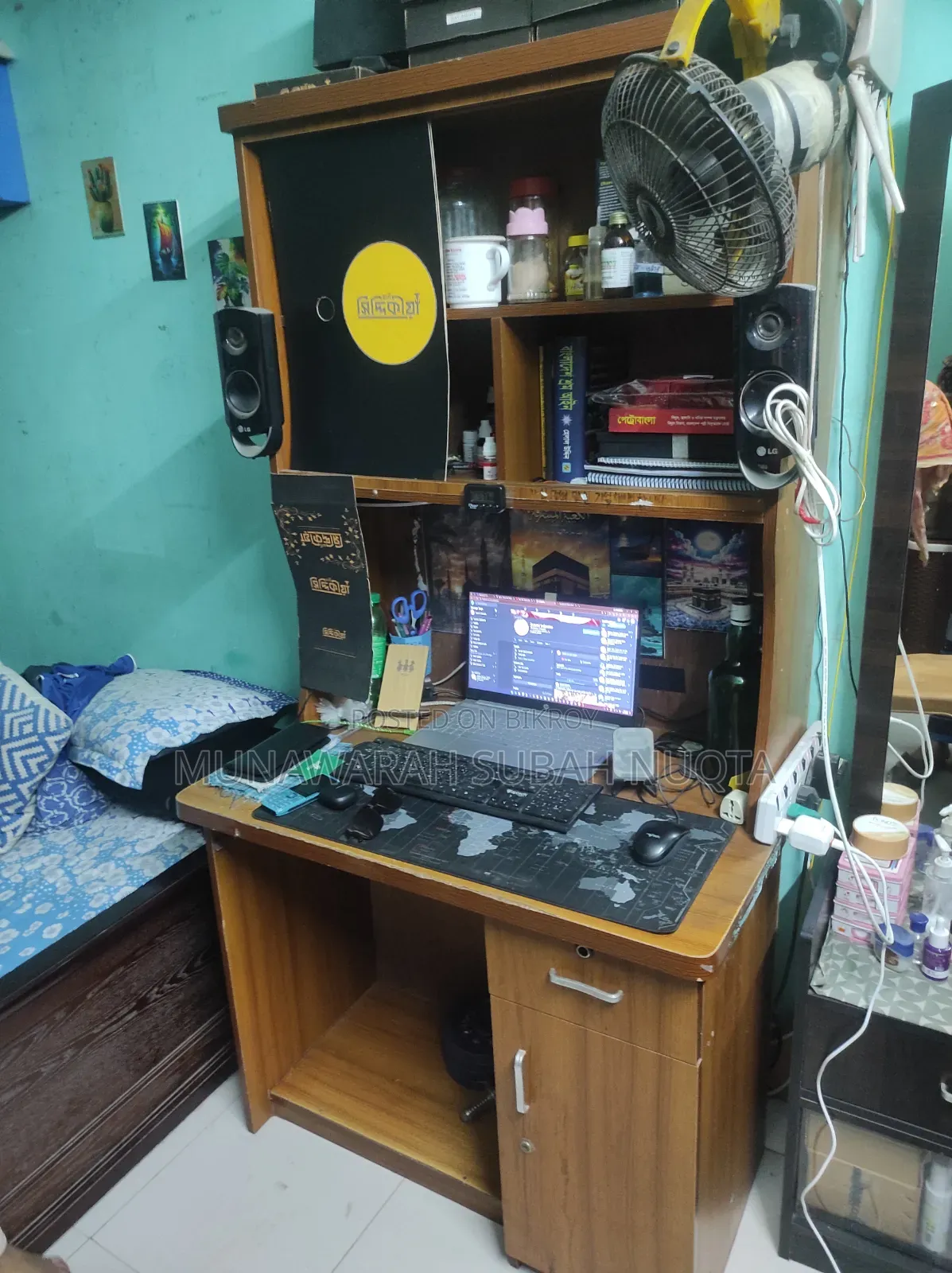 কম্পিউটার টেবিল এবং বুক শেলফ
