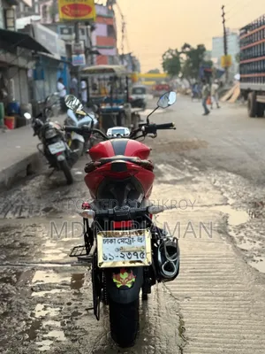 সুজুকি জিক্সার ২০২২ লাল