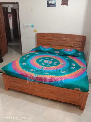 সুন্দর একটি ছয় ফিট বাই ৭ ফিট খাট বিক্রি করব