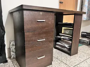 পড়ার টেবিল বিক্রি হবে।