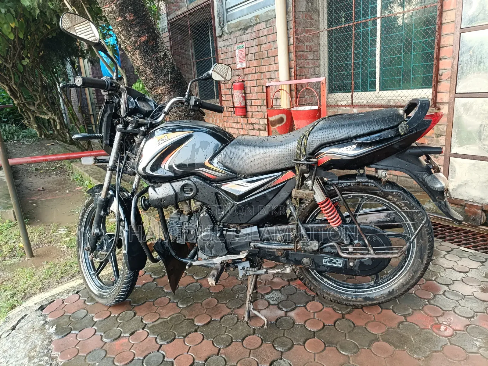মাহিন্দ্রা সেঞ্চুরো ২০১৫ ব্ল্যাক