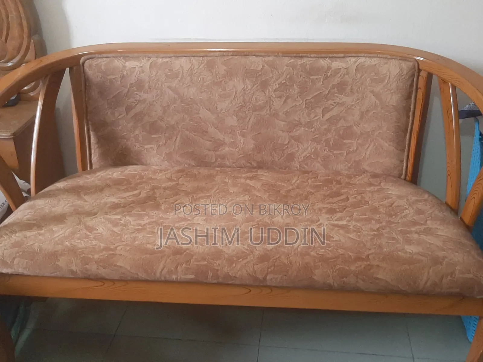 Beautiful 2-seater wooden sofa for urgent sale (Urgent Sale)