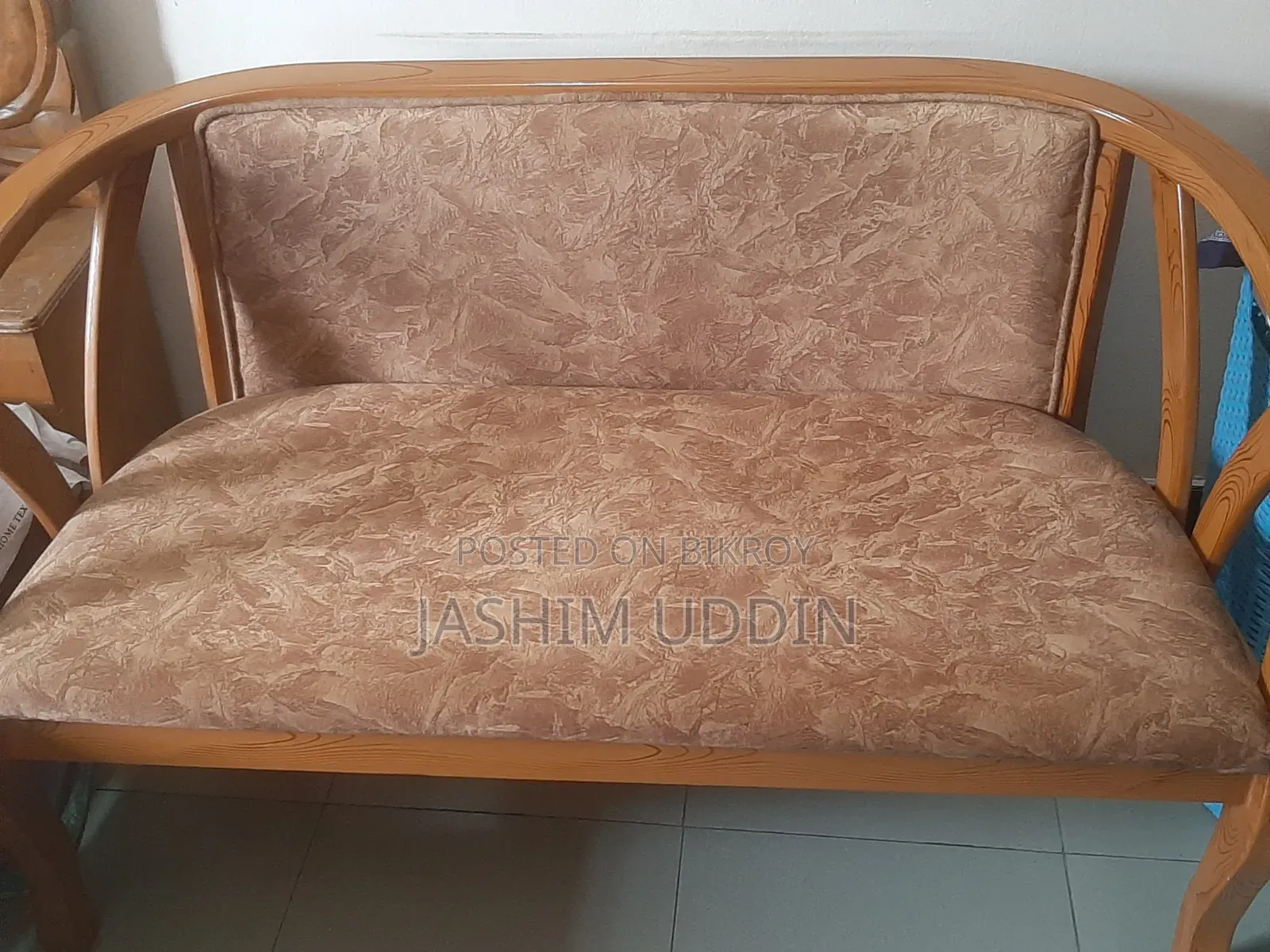 Beautiful 2-seater wooden sofa for urgent sale (Urgent Sale)
