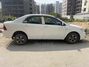 টয়োটা করোল্লা সেডান ২০০৫ সাদা