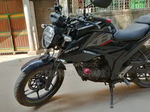 সুজুকি জিক্সার ২০২১ কালো