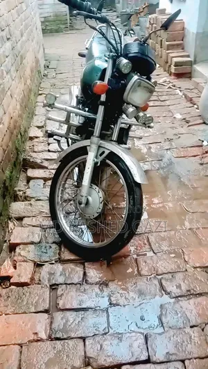 ইমমাহা ক্রুক্স ২০২০ নীল