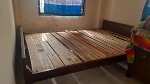 টেকসই কাঠের সুন্দর খাট..