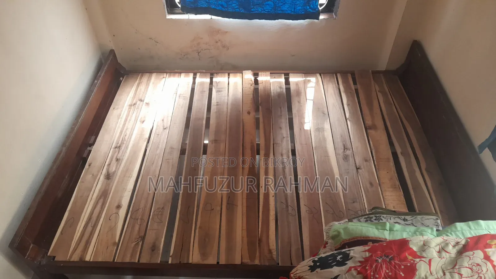 টেকসই কাঠের সুন্দর খাট..