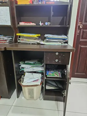চট্টগ্রামে চান্দগাঁও আবাসিক এলাকায় ২টা স্টাডি টেবিল বিক্রি হবে