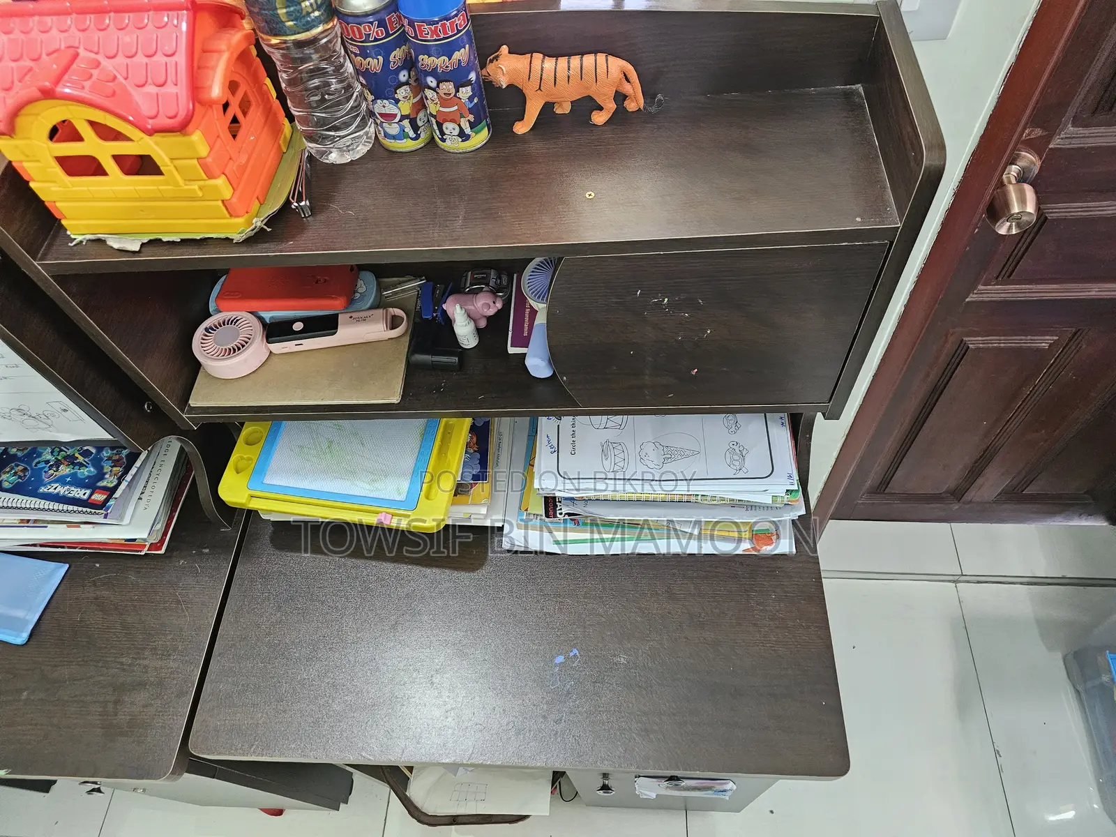 চট্টগ্রামে চান্দগাঁও আবাসিক এলাকায় ২টা স্টাডি টেবিল বিক্রি হবে