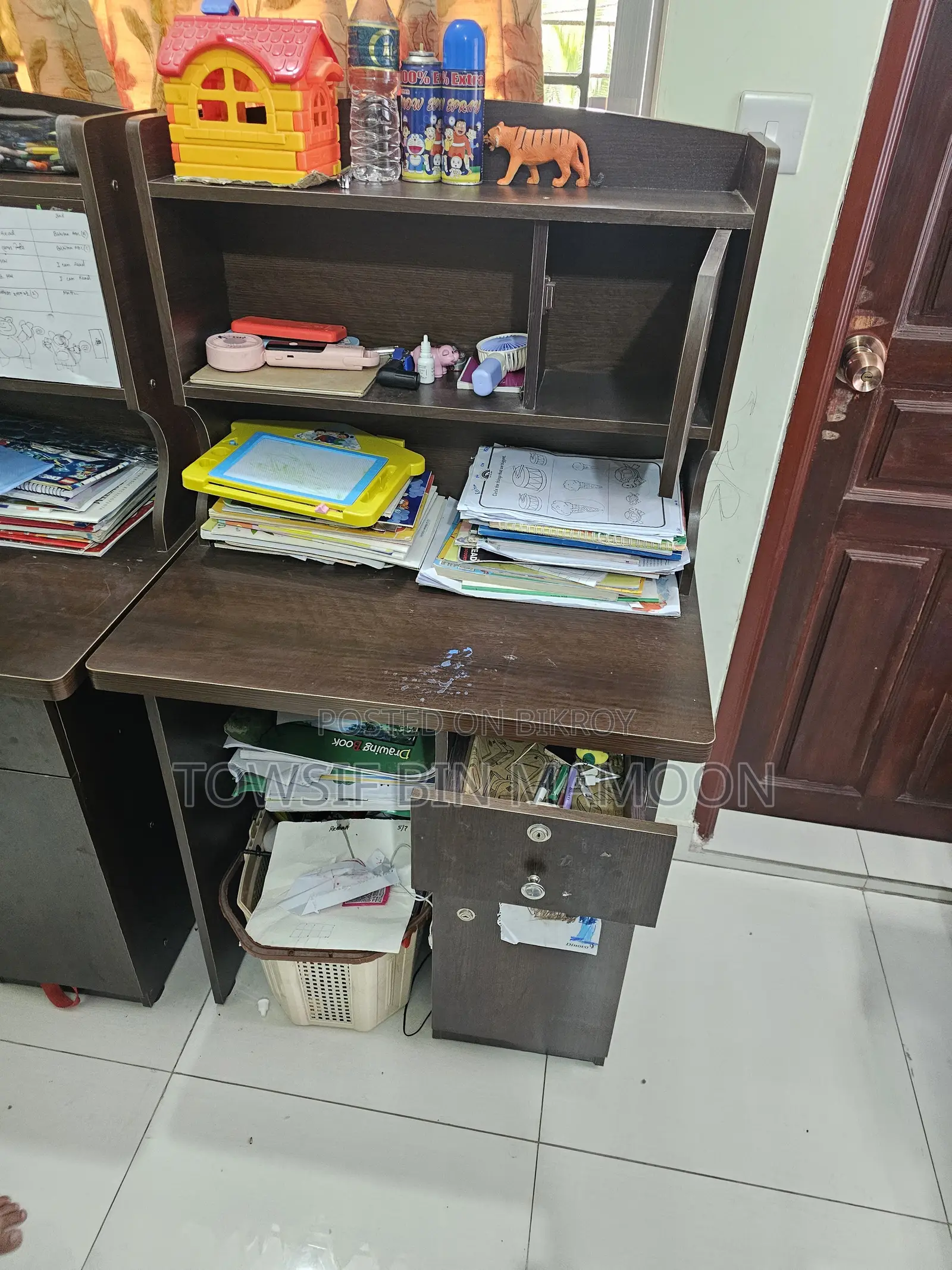 চট্টগ্রামে চান্দগাঁও আবাসিক এলাকায় ২টা স্টাডি টেবিল বিক্রি হবে
