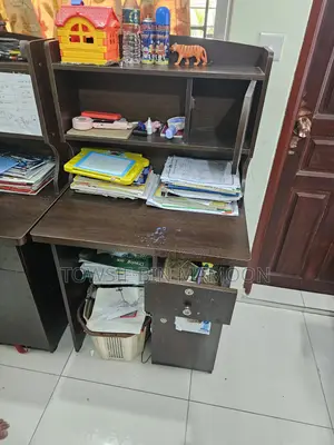 চট্টগ্রামে চান্দগাঁও আবাসিক এলাকায় ২টা স্টাডি টেবিল বিক্রি হবে