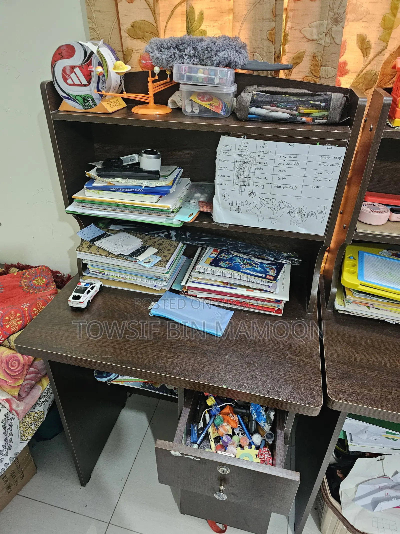 চট্টগ্রামে চান্দগাঁও আবাসিক এলাকায় ২টা স্টাডি টেবিল বিক্রি হবে