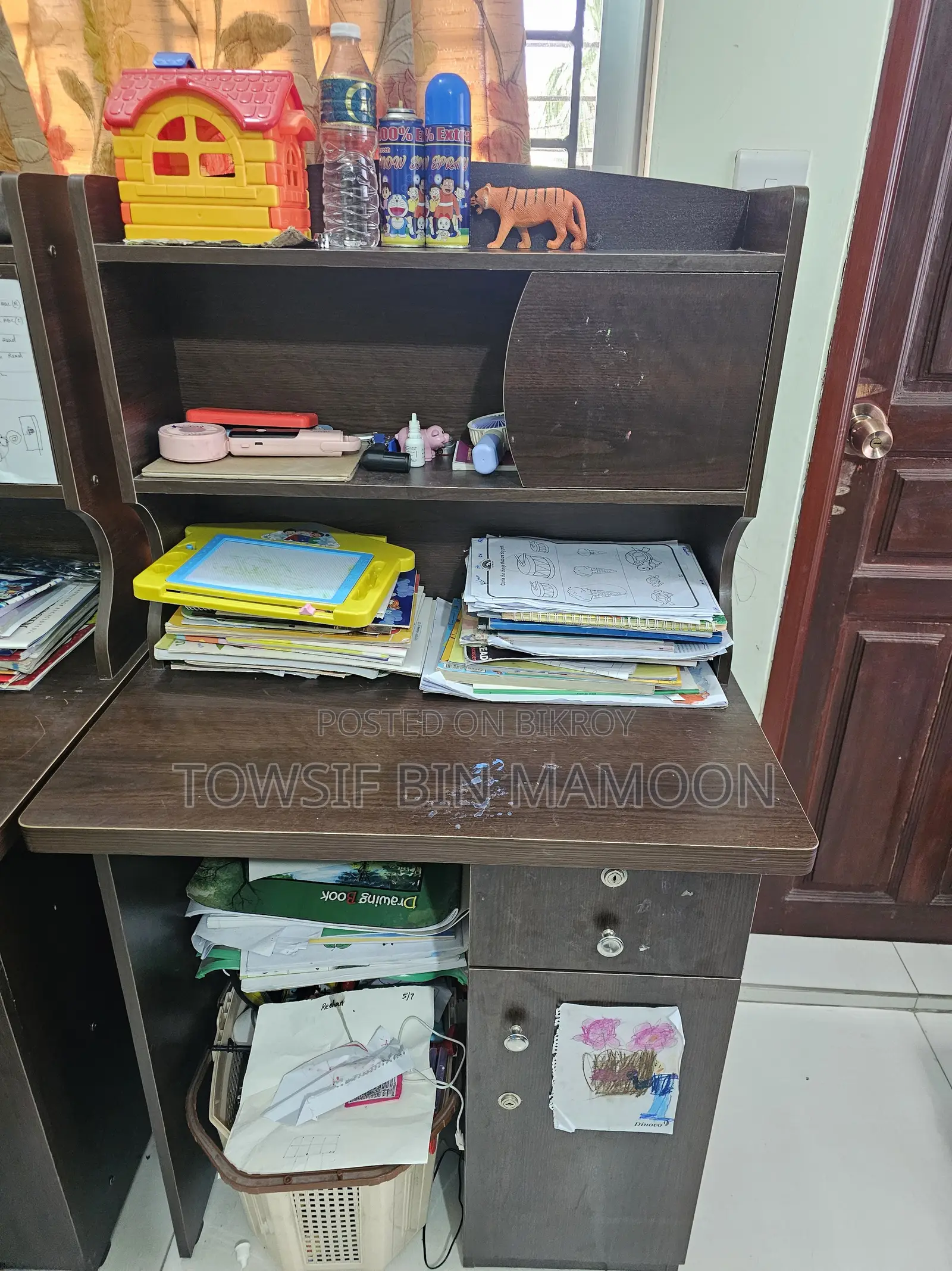 চট্টগ্রামে চান্দগাঁও আবাসিক এলাকায় ২টা স্টাডি টেবিল বিক্রি হবে
