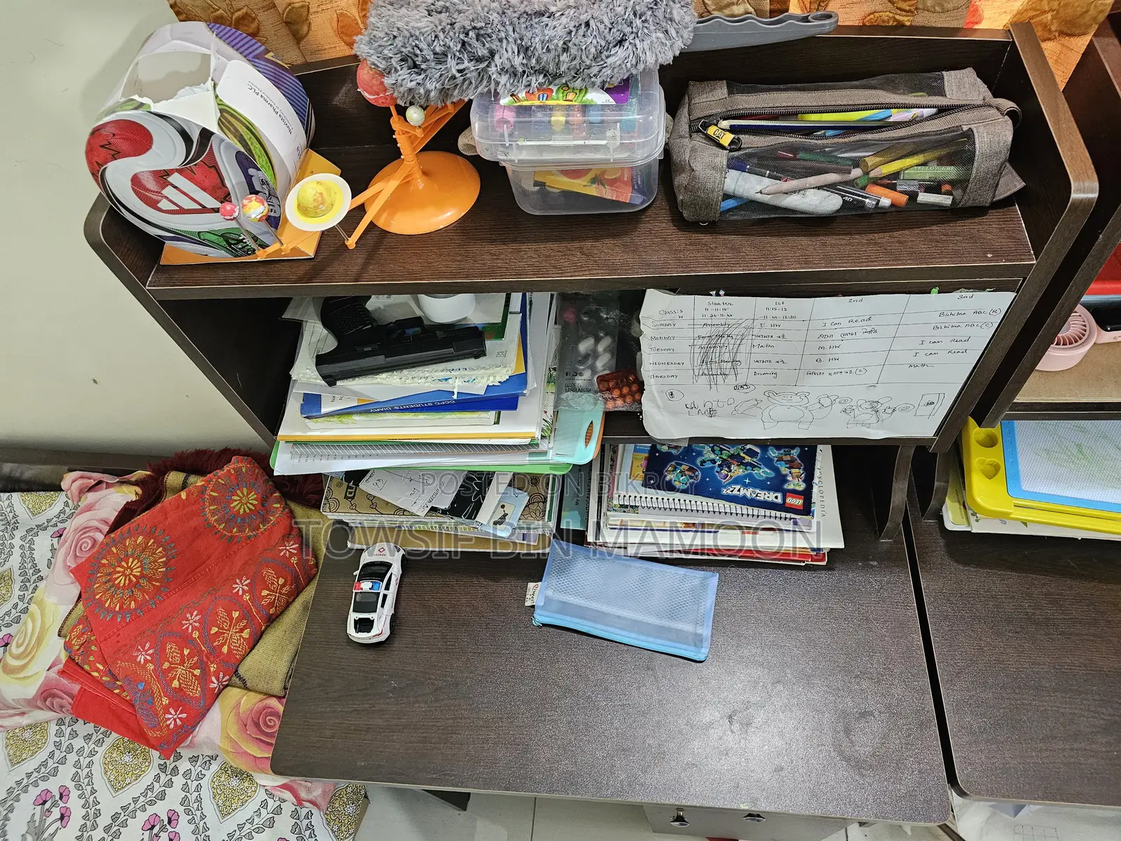 চট্টগ্রামে চান্দগাঁও আবাসিক এলাকায় ২টা স্টাডি টেবিল বিক্রি হবে