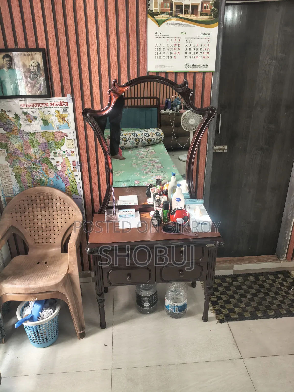 ড্রেসিং টেবিল