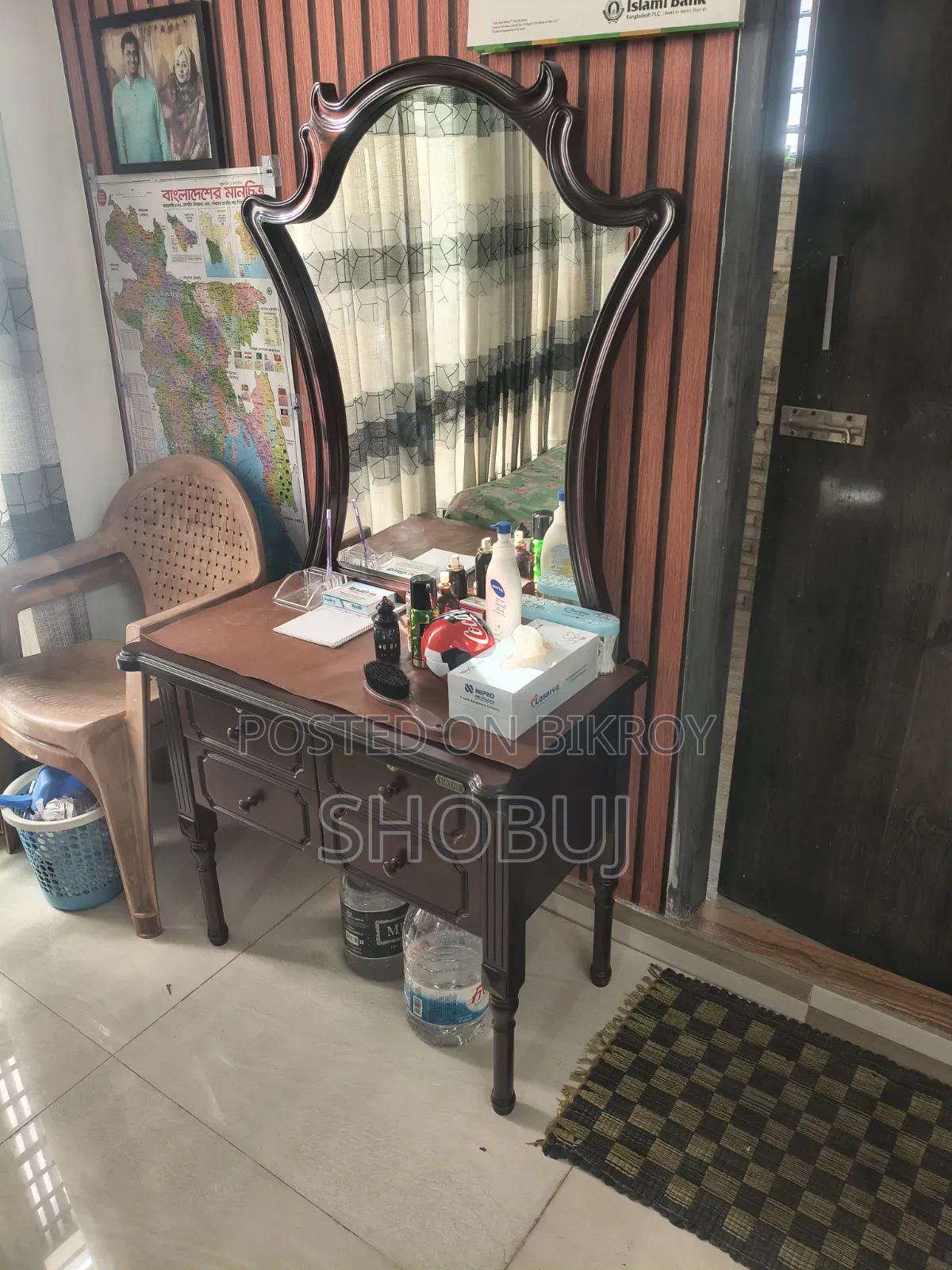 ড্রেসিং টেবিল