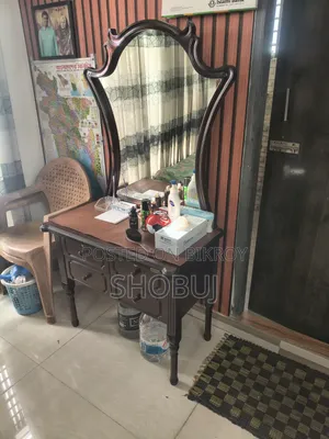 ড্রেসিং টেবিল