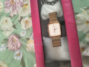 একটি গোল্ডেন কালারের টাইটান ব্র্যান্ডের হাত ঘড়ি