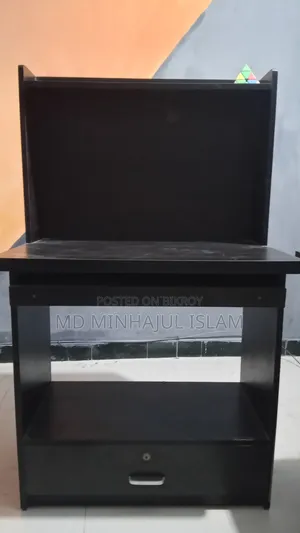 লেপ্টপ / ডেক্সটপ টেবিল।