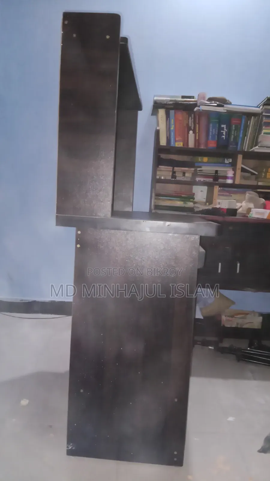 লেপ্টপ / ডেক্সটপ টেবিল।