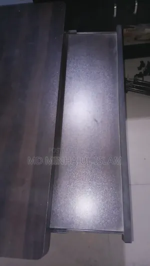 লেপ্টপ / ডেক্সটপ টেবিল।