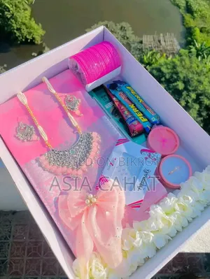 এক শাড়িতেই রূপের মুগ্ধতা, কম্বোতে থাকুক স্টাইলের পূর্ণতা! 💖