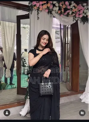 কালো কাজ করা শাড়ি